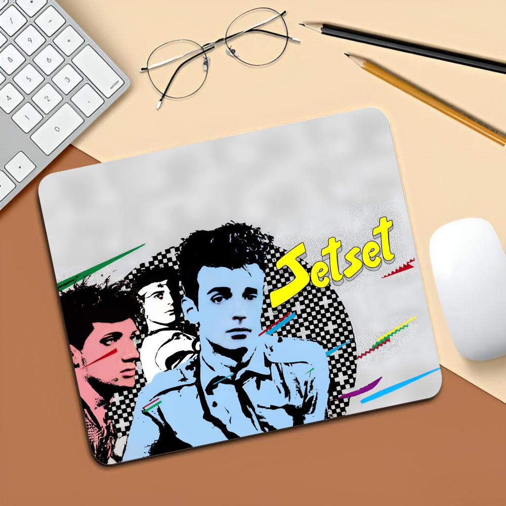 لوحة ماوس ستيريو من غوستافو سي - مراجعة Desk Setup Anime وسعره